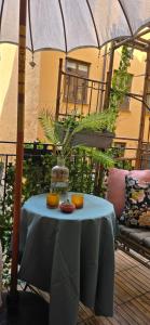 Una mesa con una sombrilla y dos naranjas encima. en Room best location Stockholm, en Estocolmo