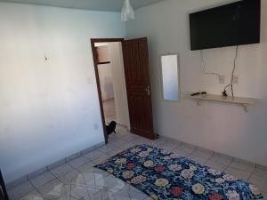 Habitación con TV y alfombra en el suelo en Casa de praia para COP 30, en Belém