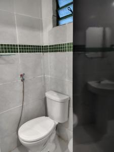 ベレンにあるSeu lar fora de casaのトイレと洗面台付きのバスルーム