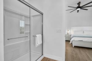 Postel nebo postele na pokoji v ubytování Harbor Place Boathouse BRAND NEW