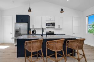 Kuchyň nebo kuchyňský kout v ubytování Harbor Place Boathouse BRAND NEW + 13 fotografií