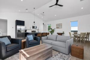 Posezení v ubytování Harbor Place Boathouse BRAND NEW