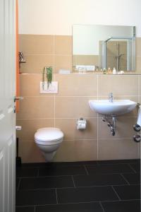 Hotel Zum Goldenen Stern في بروم: حمام مع مرحاض ومغسلة