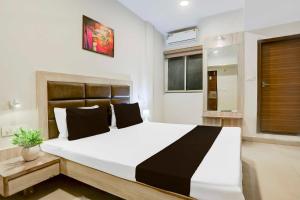 Ένα ή περισσότερα κρεβάτια σε δωμάτιο στο Hotel O Jiwaji Chowk Lashkar