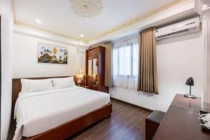 a hotel room with a bed and a desk at A25 Hotel - 167 Phạm Ngũ Lão in Ho Chi Minh City +39 photos