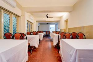 Restaurace v ubytování Collection O Karyavattom Near Green Field Stadium