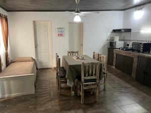 a kitchen and dining room with a table and a bed at Buenos Ayres de Curuzú - A 5 cuadras del Centro de la Ciudad in Curuzú Cuatiá