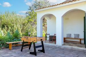 En terrasse eller udendørsområde på Sardinia Re - Casale Giovi with Tennis Court