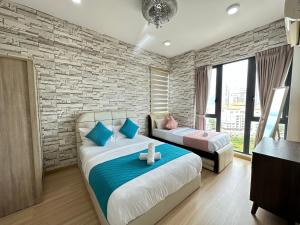 una camera da letto con due letti e un muro di mattoni di Deluxe Seaview Suite Tripe Bed with bath tub 13A a Tanjong Tokong Altre 74 foto