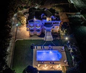 una vista aerea di un palazzo con piscina di notte di Casa di Voz Suites complex & free gym services by "elite" a Gaïtánion