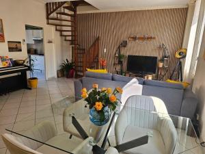 Posezení v ubytování La Plasse, appartement familial au centre de Roanne