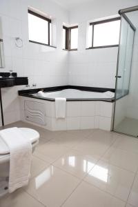 Bilik mandi di Hotel Ouro Lavras