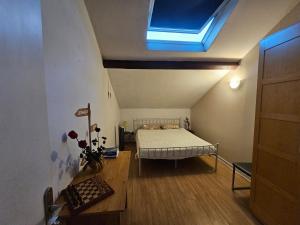 Postel nebo postele na pokoji v ubytování La Plasse, appartement familial au centre de Roanne