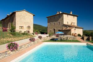een villa met een zwembad voor een gebouw bij Agriturismo Il Casolare Di Bucciano in San Gimignano