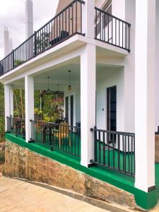 Rõdu või terrass majutusasutuses Golden Nest