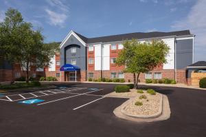 a parking lot in front of a building at Candlewood Suites St. Robert by IHG in Saint Robert