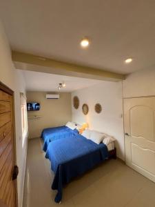 ソリトスにあるCasa Greemat 2Habs con AC, piscina a pasos de la playaのベッドルーム(ブルーシーツ付)のベッド2台 +32枚の写真