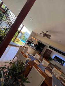 d'une salle à manger avec une table et un ventilateur de plafond. dans l'établissement Casa Greemat 2Habs con AC, piscina a pasos de la playa, à Zorritos