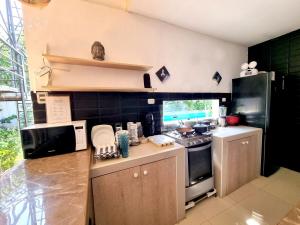 Kuchyň nebo kuchyňský kout v ubytování Casa Greemat 2Habs con AC, piscina a pasos de la playa + 37 fotografií