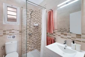 ein Badezimmer mit Toilette, Waschbecken und Dusche in der Unterkunft La Sabina De Manuel in San Miguel de Abona + 42 Fotos