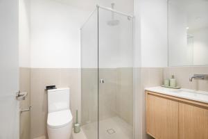 Bilik mandi di Modern fully equipped apartment 2B2B +12 gambar