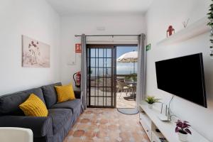ein Wohnzimmer mit Couch und Flachbildfernseher in der Unterkunft La Sabina De Manuel in San Miguel de Abona