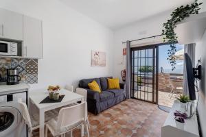 ein Wohnzimmer mit Sofa und Tisch in der Unterkunft La Sabina De Manuel in San Miguel de Abona