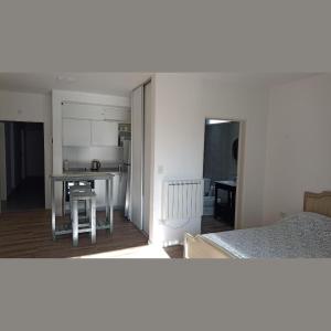 Una sala de estar con una mesa y una cocina. en Apartment Belgrano, en Buenos Aires
