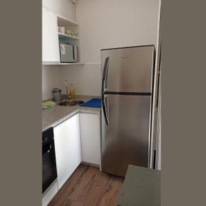 una cocina con refrigerador de acero inoxidable en Apartment Belgrano, en Buenos Aires 3 fotos más