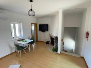 ein Wohnzimmer mit Tisch und ein Esszimmer in der Unterkunft Cottage Abrunheiro Grande in Vila de Rei + 25 Fotos