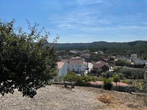ein Blick auf eine Stadt von der Spitze eines Hügels in der Unterkunft Cottage Abrunheiro Grande in Vila de Rei