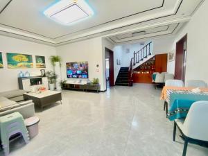 a waiting room at a hospital with a waiting roomknifeknife at Jinshanling Gubeikou Great Wall聚友缘民宿 in Gubeikou