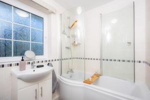 a bathroom with a tub and a sink and a shower at Relaxing 3-Bedroom Retreat House Free Parking 8ppl in Ollerton +27 photos
