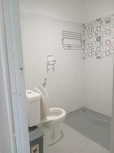 ウンガサンにあるJeca Houseの白いバスルーム(トイレ付)が備わります。 +6枚の写真