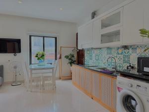 Kuchyň nebo kuchyňský kout v ubytování Kem APT- Downtown- Quiet-18 Ngô Quyền + 17 fotografií