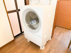 - Lavadora en una habitación con lavabo en 春花秋月 -Shunkashugetsu-, en Kawasaki