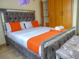 Postel nebo postele na pokoji v ubytování Executive Issah-nash homes