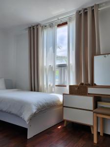 a bedroom with a bed and a window at 호텔 마노앤디또 in Kuŏm-ni