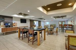 Ресторан / где поесть в Holiday Inn Express & Suites Orangeburg by IHG