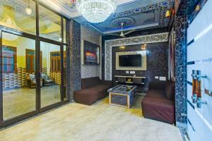 TV a/nebo společenská místnost v ubytování Hotel O Ramgarh Mod Near Hawa Mahal + 23 fotografií