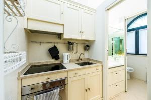Cucina o angolo cottura di Loft with private garden at navigli