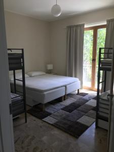 Un dormitorio con dos literas y una ventana. en Villa Castel Rocchero, en Castel Rocchero 43 fotos más