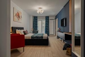 Una habitación de hotel con una cama y un televisor. en BlueStudio, en Bucarest