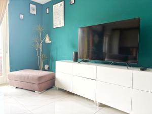 Televisyen dan/atau pusat hiburan di Loft Vista Panoramica - 10 min from Como - Chiasso