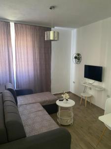 una sala de estar con un sofá y una mesa en Apartmani Zilic, en Mostar