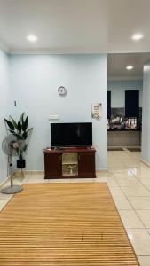 ein Wohnzimmer mit einem Flachbildfernseher an der Wand in der Unterkunft Homestay setiu in Setiu + 2 Fotos