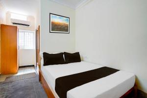 Ένα ή περισσότερα κρεβάτια σε δωμάτιο στο Collection O Hoskote Malur