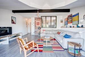 Posezení v ubytování L'Instant de Rêve- Terrasse,Piscine et double Parking