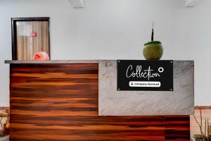 Collection O Sector 121 Gaur City Mall Noida Royal FNG في نويدا: كونتر عليه علامة