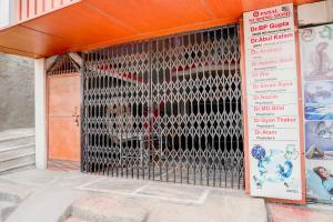 Collection O Sector 121 Gaur City Mall Noida Royal FNG في نويدا: باب مرآب معدني بداخله كلب